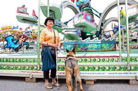 Christa Ufermann mit ihrem Führhund Alex auf der Saarner Kirmes