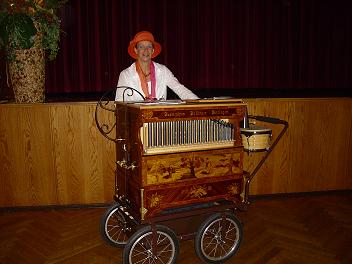 Die Drehorgelspielerin Sylvia Vorhaus mit ihrer Orgel